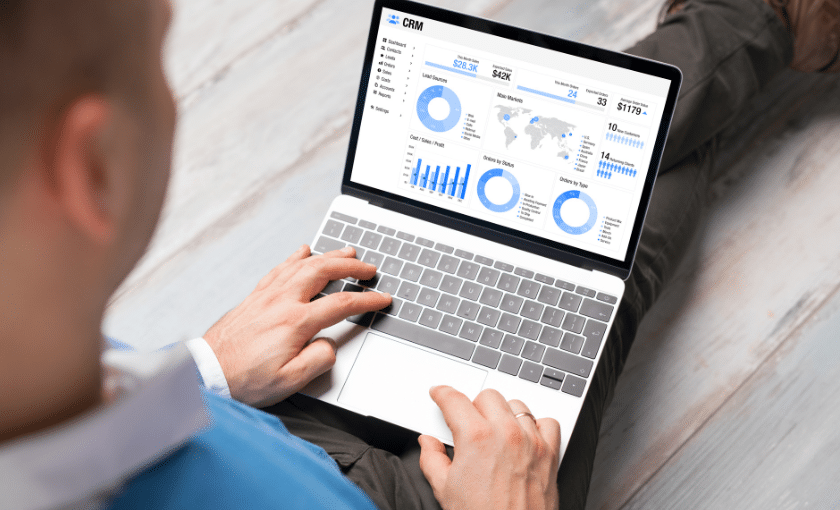 Gestor analisando CRM para melhorar eficiência em vendas